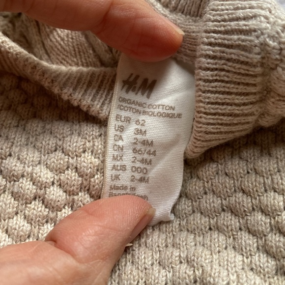 2 sweaters, 1 Christmas pajama - Picture 5 of 6